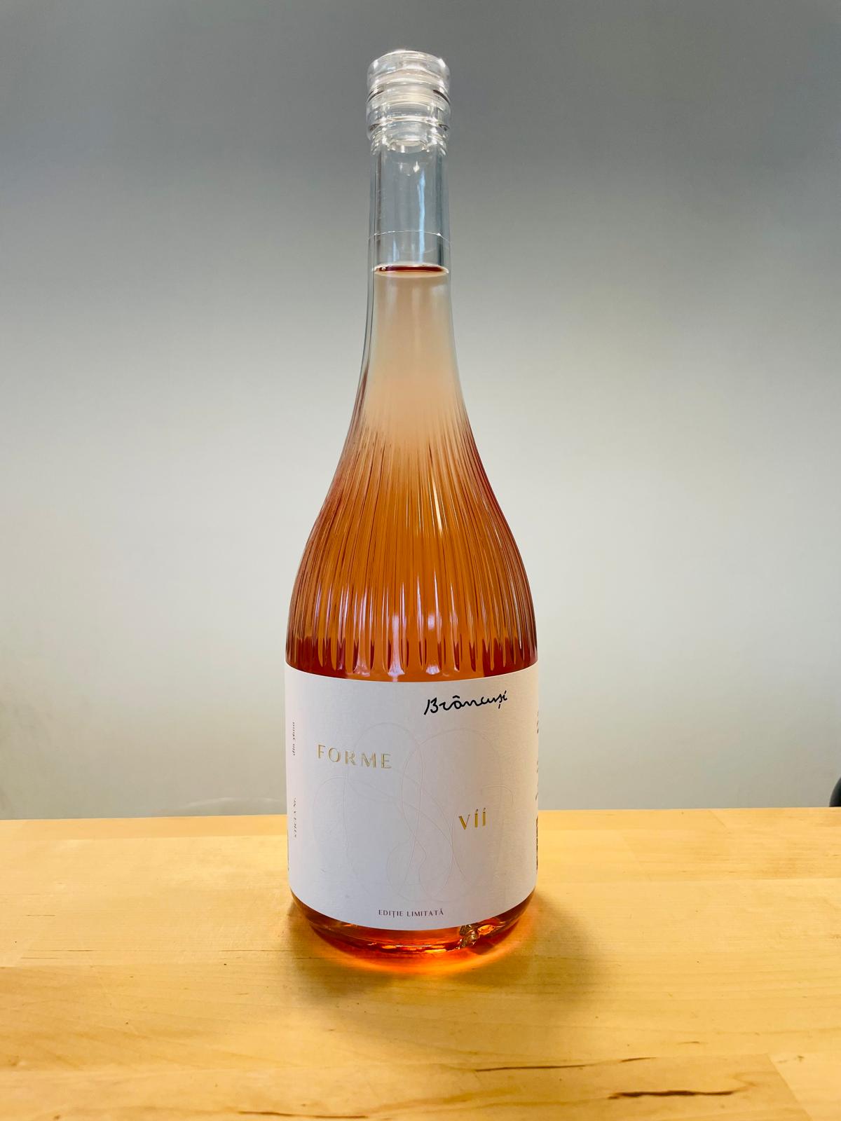 Sticla Brâncuși FORME VII: rosé, caneluri verticale, dop transparent și etichetă ivory cu semnătură